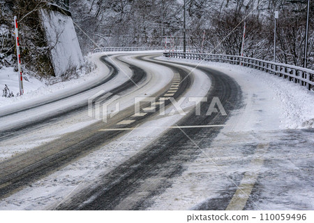 積雪覆蓋的國道48號關山峠 110059496