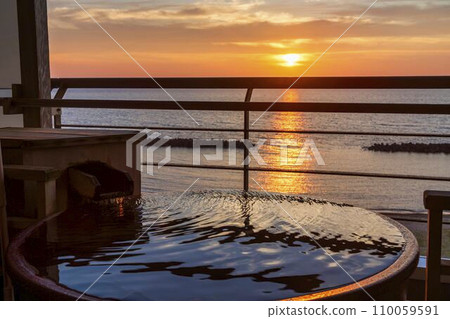 Sea of Japan at dusk, sunset (sunset) and open-air bath Murakami City, Niigata Prefecture 110059591