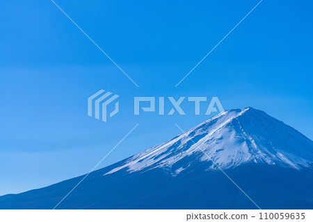 [富士山素材]從河口湖看到的富士山和藍天[山梨縣] 110059635