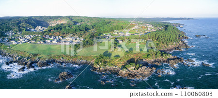 用無人機從海邊拍攝種差海岸的「青森郡」全景 110060803