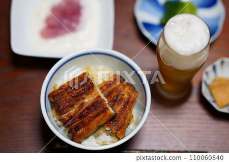 一小份鰻魚飯和啤酒——家常菜 110060840