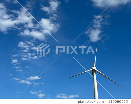 風車和風力發電 - 從山上俯瞰的實景照片,海浪拍打著大海,藍天,陽光和夕陽混合在一起。 風車和風力發電 - 從山上俯瞰的實景照片,海浪拍打著大海,藍天,陽光和夕陽混合在一起。 110060933