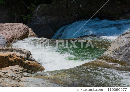 群馬縣沼田市的春天、綠意盎然的吹割溪谷、益日瀑布 110060977