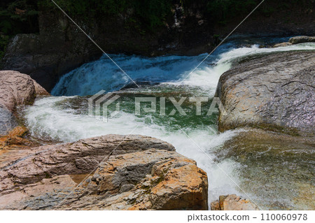 群馬縣沼田市的春天、綠意盎然的吹割溪谷、益日瀑布 110060978