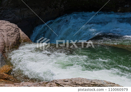 群馬縣沼田市的春天、綠意盎然的吹割溪谷、益日瀑布 群馬縣沼田市的春天、綠意盎然的吹割溪谷、益日瀑布 110060979