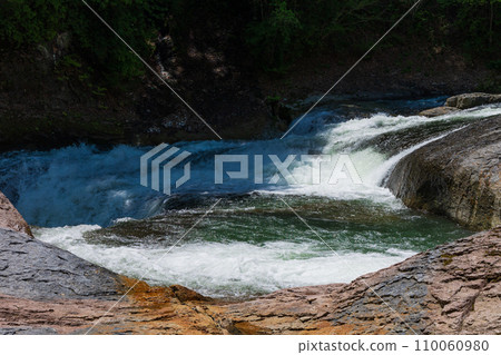 群馬縣沼田市的春天、綠意盎然的吹割溪谷、益日瀑布 110060980