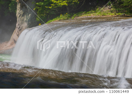 Spring in Numata City, Gunma Prefecture, Fukiwari Valley with fresh greenery, Fukiwari Falls 110061449
