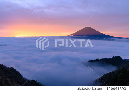 沐浴在陽光下的雲層之上富士山的壯麗景色 110061890