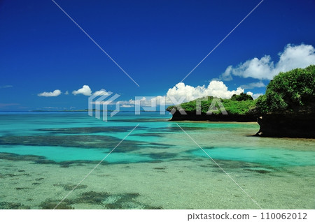 Okinawa Prefecture Shinjojima (Panari) Sea and sky seen from the port 110062012