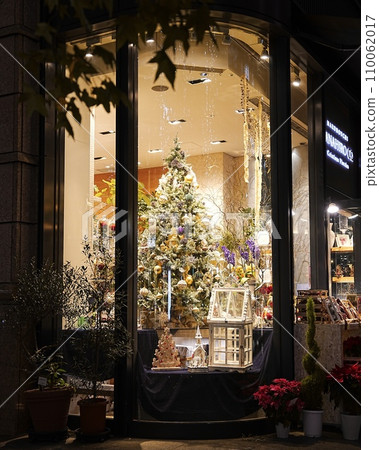 Street corner show window Christmas decoration vertical composition 110062017