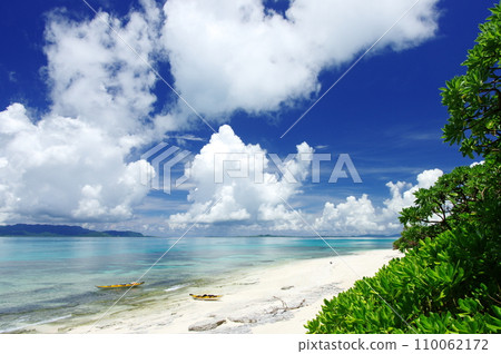 Okinawa Prefecture Shinjojima Blue sea, blue sky and sea kayaking 110062172