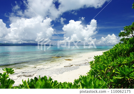Okinawa Prefecture Shinjojima Blue sea, blue sky and sea kayaking Okinawa Prefecture Shinjojima Blue sea, blue sky and sea kayaking 110062175