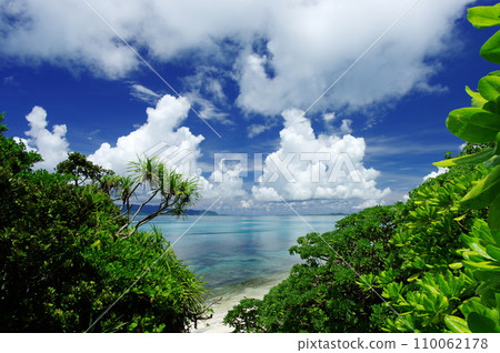 Shinjojima, Okinawa Prefecture, blue sea and blue sky Shinjojima, Okinawa Prefecture, blue sea and blue sky 110062178