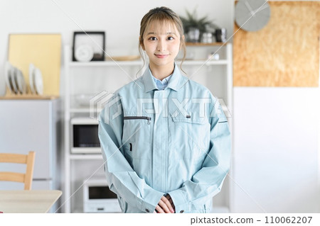 A professional woman wearing work clothes comes to your home A professional woman wearing work clothes comes to your home 110062207