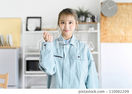 一位穿著工作服、打拳頭的職業婦女上門拜訪 110062209