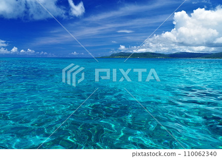 Blue sea and summer sky off the coast of Shinjojima, Okinawa Prefecture 110062340