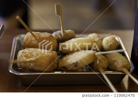 Freshly fried skewer cutlet 110062470