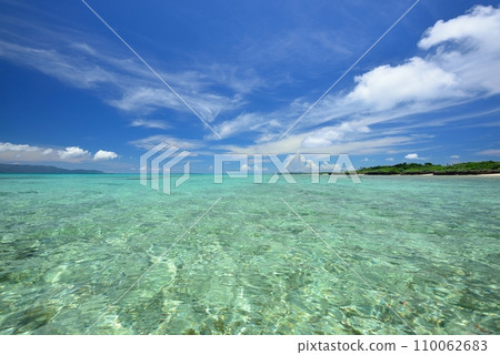 Blue sea and summer sky off the coast of Shinjojima, Okinawa Prefecture 110062683