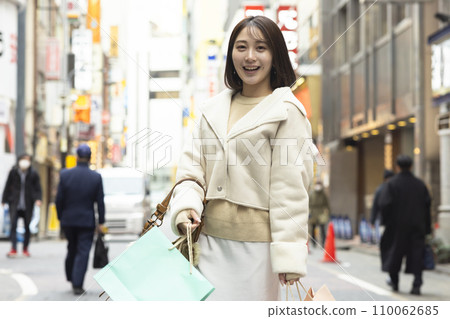 一個喜歡購物的年輕女子 110062685