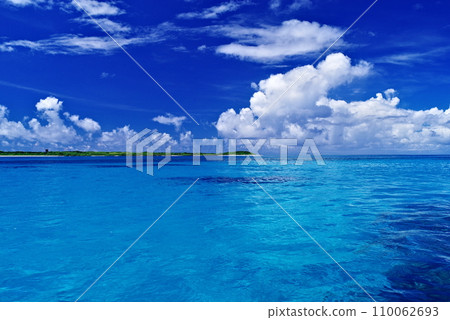 Blue sea and summer sky off the coast of Shinjojima, Okinawa Prefecture Blue sea and summer sky off the coast of Shinjojima, Okinawa Prefecture 110062693