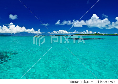 Blue sea and summer sky off the coast of Shinjojima, Okinawa Prefecture Blue sea and summer sky off the coast of Shinjojima, Okinawa Prefecture 110062708