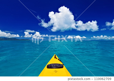 Blue sea, summer sky, and sea kayaking off the coast of Shinjojima, Okinawa Prefecture 110062709