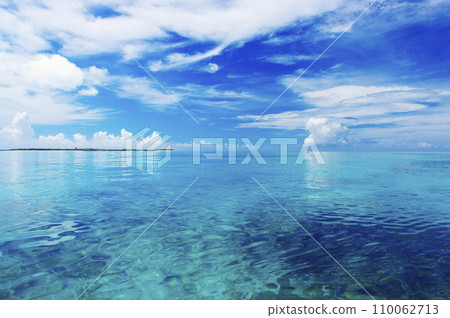 Blue sea and summer sky off the coast of Shinjojima, Okinawa Prefecture Blue sea and summer sky off the coast of Shinjojima, Okinawa Prefecture 110062713