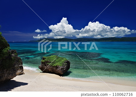 Shinjojima, Okinawa Prefecture, white sandy beach, blue sea and summer sky Shinjojima, Okinawa Prefecture, white sandy beach, blue sea and summer sky 110062716