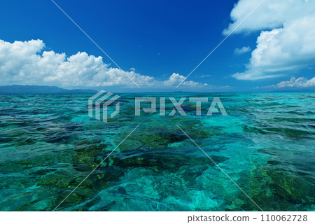 Blue sea and summer sky off the coast of Shinjojima, Okinawa Prefecture Blue sea and summer sky off the coast of Shinjojima, Okinawa Prefecture 110062728