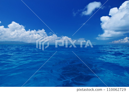 Blue sea and summer sky off the coast of Shinjojima, Okinawa Prefecture Blue sea and summer sky off the coast of Shinjojima, Okinawa Prefecture 110062729