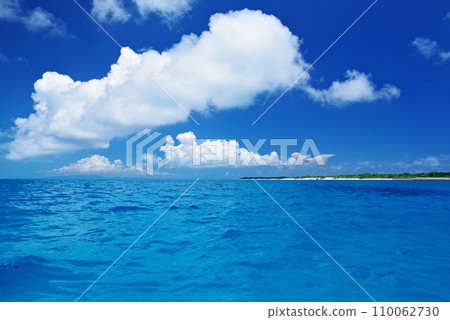 Blue sea and summer sky off the coast of Shinjojima, Okinawa Prefecture Blue sea and summer sky off the coast of Shinjojima, Okinawa Prefecture 110062730