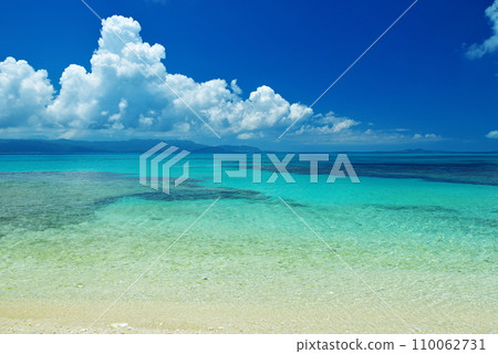 Shinjojima, Okinawa Prefecture, white sandy beach, blue sea and summer sky Shinjojima, Okinawa Prefecture, white sandy beach, blue sea and summer sky 110062731