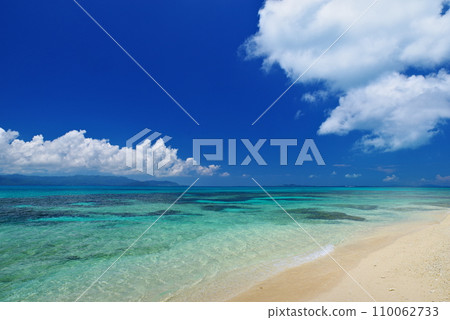 Shinjojima, Okinawa Prefecture, white sandy beach, blue sea and summer sky Shinjojima, Okinawa Prefecture, white sandy beach, blue sea and summer sky 110062733
