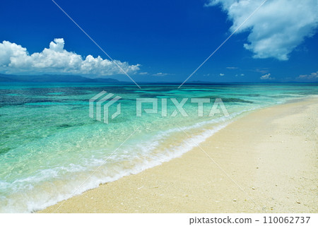 Shinjojima, Okinawa Prefecture, white sandy beach, blue sea and summer sky Shinjojima, Okinawa Prefecture, white sandy beach, blue sea and summer sky 110062737