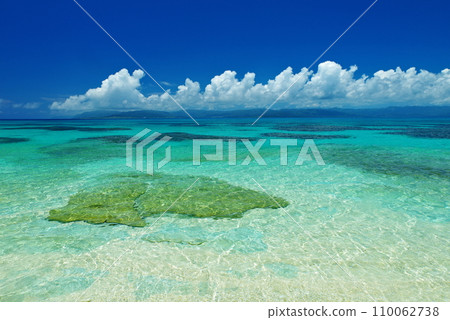 Shinjojima, Okinawa Prefecture, white sandy beach, blue sea and summer sky Shinjojima, Okinawa Prefecture, white sandy beach, blue sea and summer sky 110062738