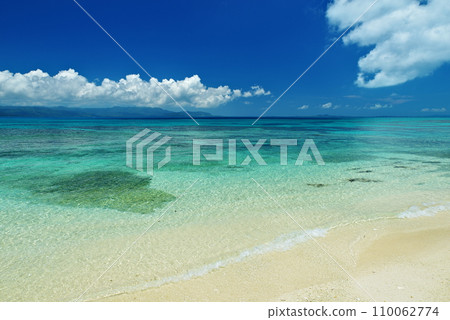 Shinjojima, Okinawa Prefecture, white sandy beach, blue sea and summer sky Shinjojima, Okinawa Prefecture, white sandy beach, blue sea and summer sky 110062774