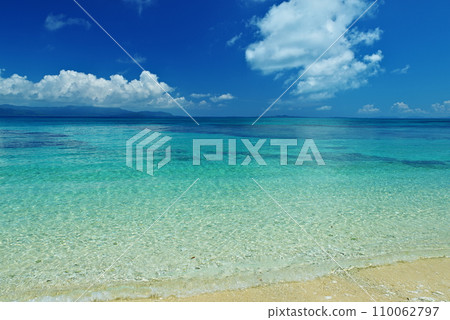 Shinjojima, Okinawa Prefecture, white sandy beach, blue sea and summer sky Shinjojima, Okinawa Prefecture, white sandy beach, blue sea and summer sky 110062797