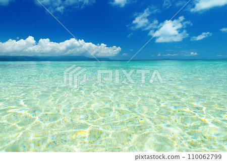 Shinjojima, Okinawa Prefecture, white sandy beach, blue sea and summer sky 110062799