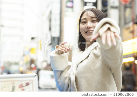 一位住在東京的年輕女子 110062806