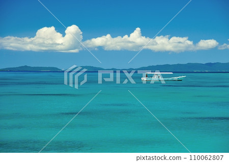 Blue sea and summer sky off the coast of Shinjojima, Okinawa Prefecture 110062807