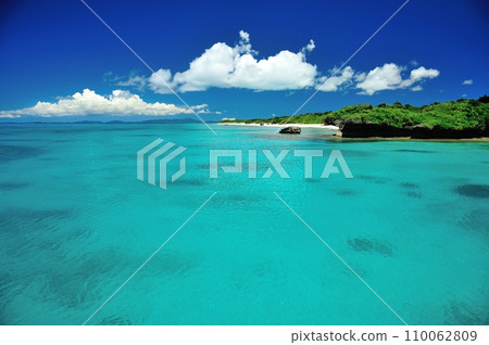 Blue sea and summer sky off the coast of Shinjojima, Okinawa Prefecture Blue sea and summer sky off the coast of Shinjojima, Okinawa Prefecture 110062809