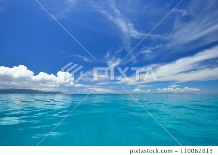Blue sea and summer sky off the coast of Shinjojima, Okinawa Prefecture Blue sea and summer sky off the coast of Shinjojima, Okinawa Prefecture 110062813