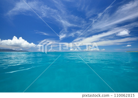 Blue sea and summer sky off the coast of Shinjojima, Okinawa Prefecture Blue sea and summer sky off the coast of Shinjojima, Okinawa Prefecture 110062815