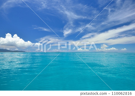 Blue sea and summer sky off the coast of Shinjojima, Okinawa Prefecture Blue sea and summer sky off the coast of Shinjojima, Okinawa Prefecture 110062816