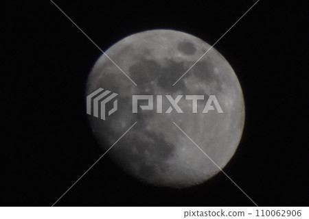 月亮漂浮在月夜的夜空中 110062906