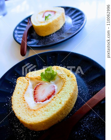 Roll cake  110062996