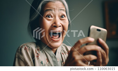 Elderly woman using smartphone (online shopping app) 110063015