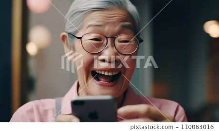 Elderly woman using smartphone (online shopping app) 110063016