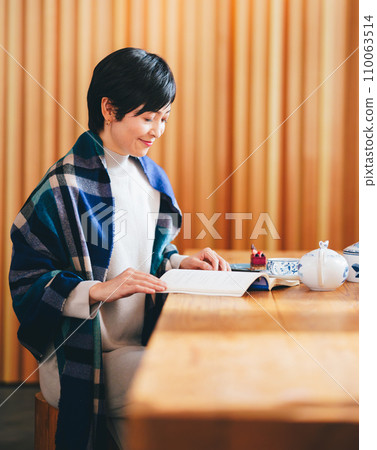 A woman in her 40s reading 110063514