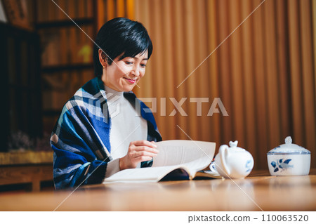 40多歲的女人在讀書 40多歲的女人在讀書 110063520